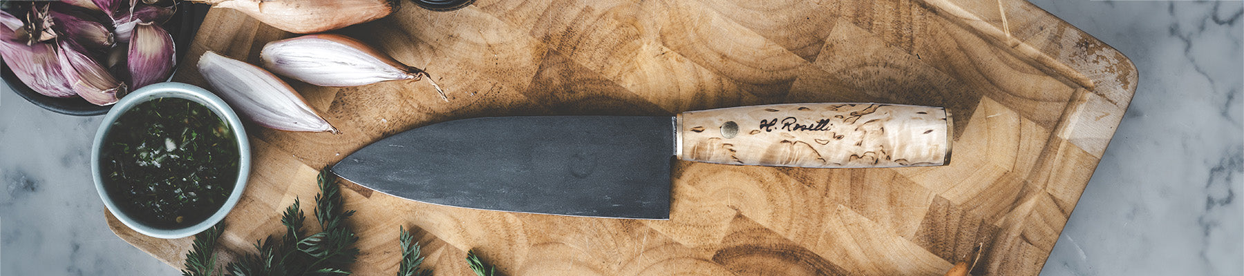 Chef knife in carbon steel and handle made out of curly birch handmade på Roselli 