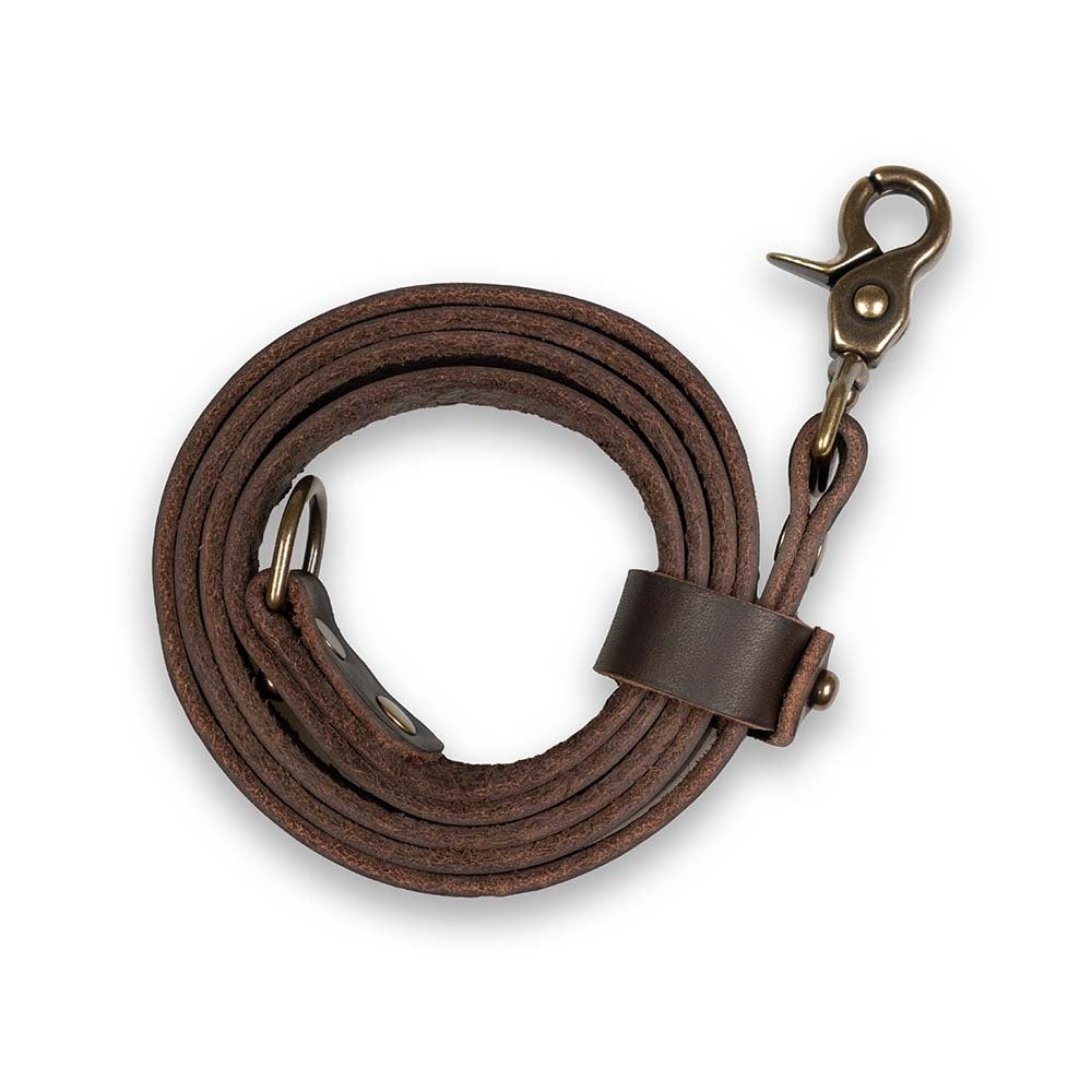 Roselli's dog leash made from genuine leather from Tärnsjö, Sweden. Practical hand loop and metal buckle.