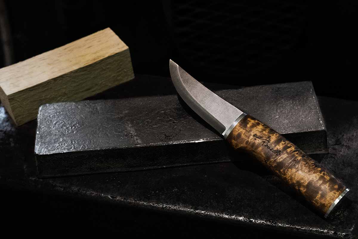 Roselli knife with carbon steel and curly birch