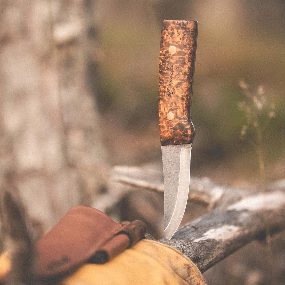 Roselli's handmade Finnish hunting knife with full tang blade and a handle made of stanied curly birch. 