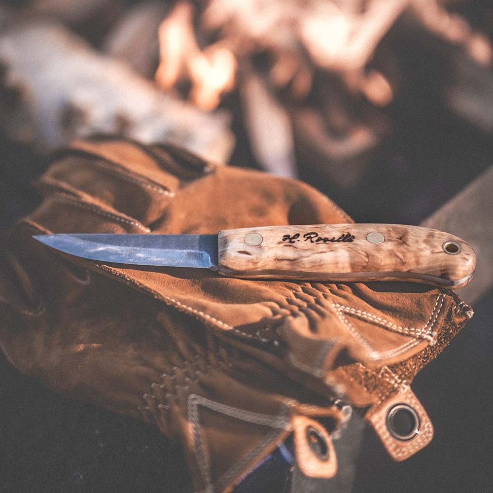 Roselli's new handmade Finnish full tang knife with a carbon steel blade and a handle made out of stabilized curly birch. Comes with a handmade light tanned leather sheath